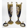 Paire de grands cassolettes couvertes en porcelaine de Sèvres, style Louis XVI – Époque XIXᵉ siècle 10