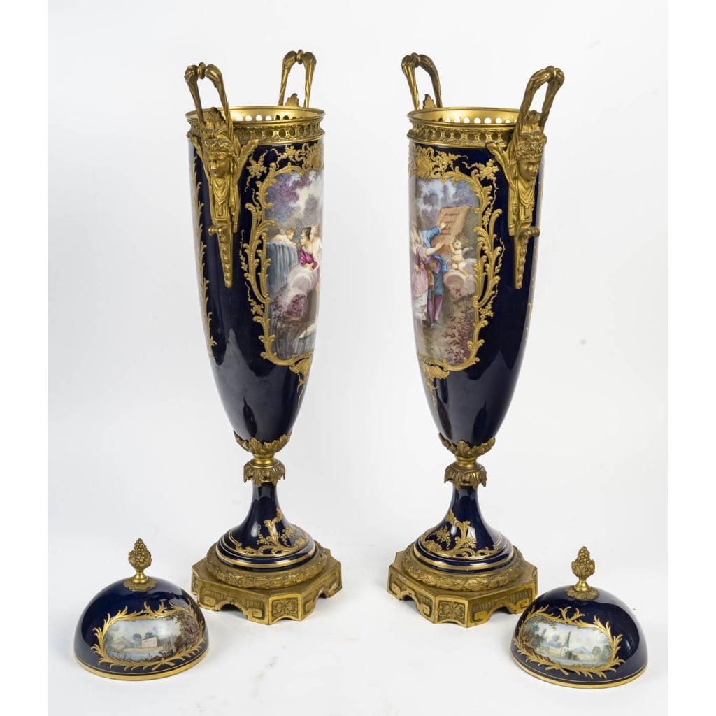 Paire de grands cassolettes couvertes en porcelaine de Sèvres, style Louis XVI – Époque XIXᵉ siècle 3