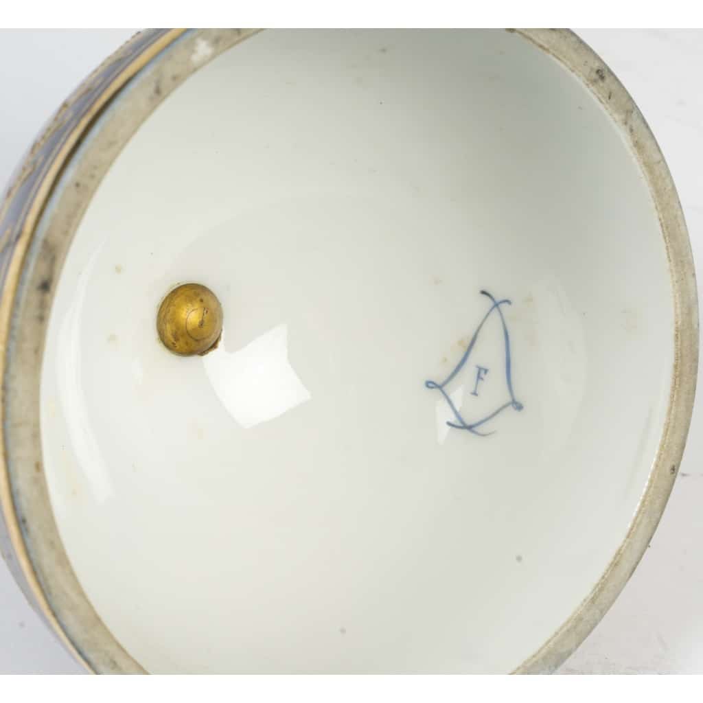 Paire de grands cassolettes couvertes en porcelaine de Sèvres, style Louis XVI – Époque XIXᵉ siècle 7
