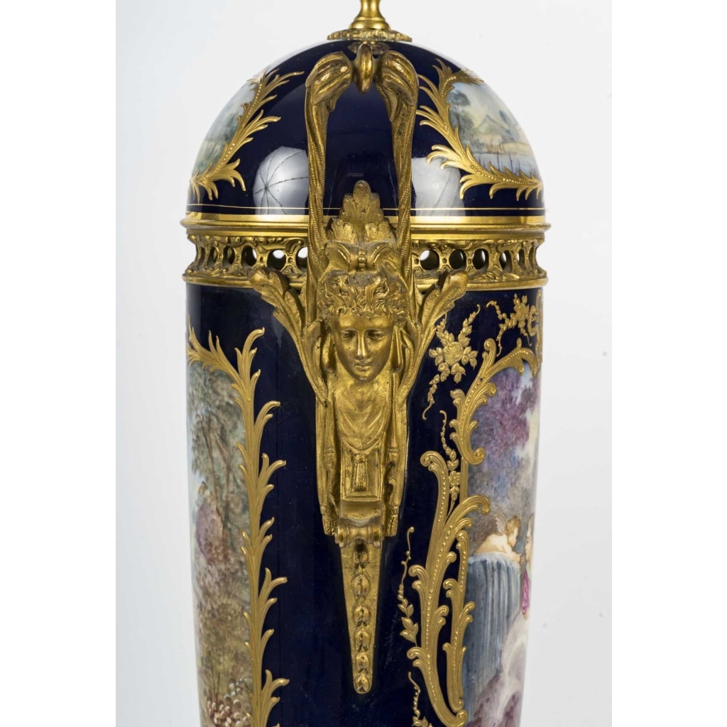 Paire de grands cassolettes couvertes en porcelaine de Sèvres, style Louis XVI – Époque XIXᵉ siècle 5
