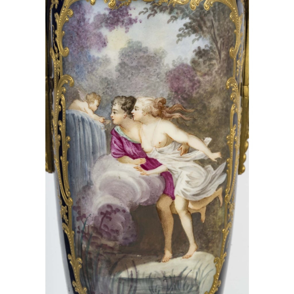 Paire de grands cassolettes couvertes en porcelaine de Sèvres, style Louis XVI – Époque XIXᵉ siècle 4