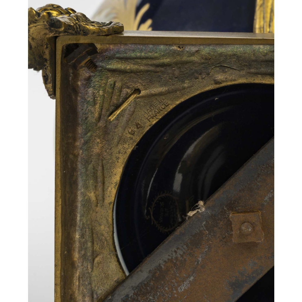 Paire de vases couverts en porcelaine à décor peint et montures en bronze doré – Style Louis XVI – Époque début XXᵉ siècle 7