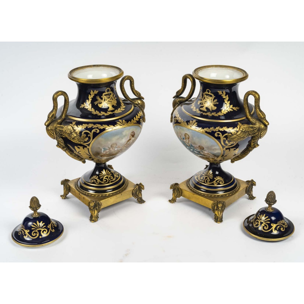 Paire de vases couverts en porcelaine à décor peint et montures en bronze doré – Style Louis XVI – Époque début XXᵉ siècle 3