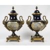 Paire de vases couverts en porcelaine à décor peint et montures en bronze doré – Style Louis XVI – Époque début XXᵉ siècle 11