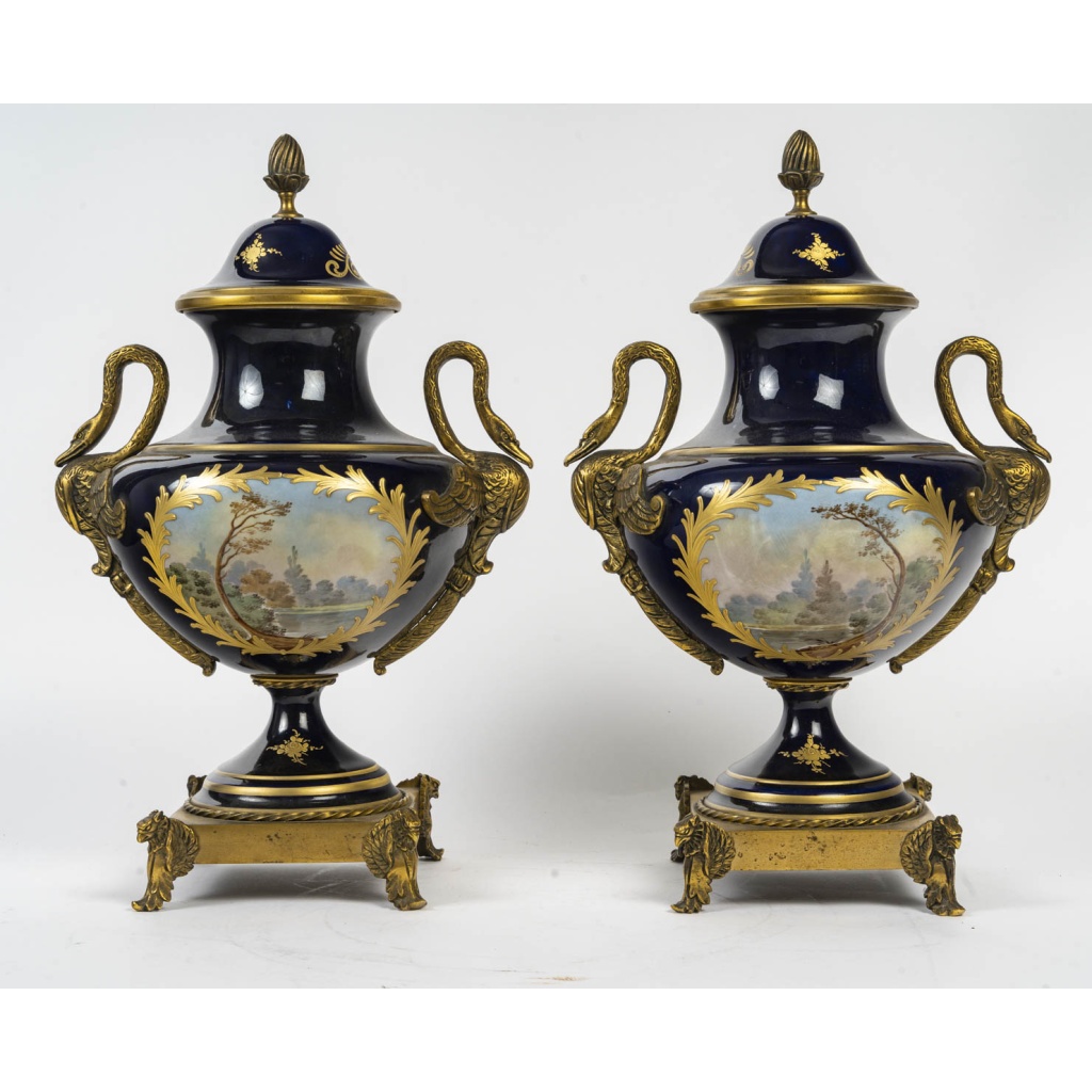 Paire de vases couverts en porcelaine à décor peint et montures en bronze doré – Style Louis XVI – Époque début XXᵉ siècle 4