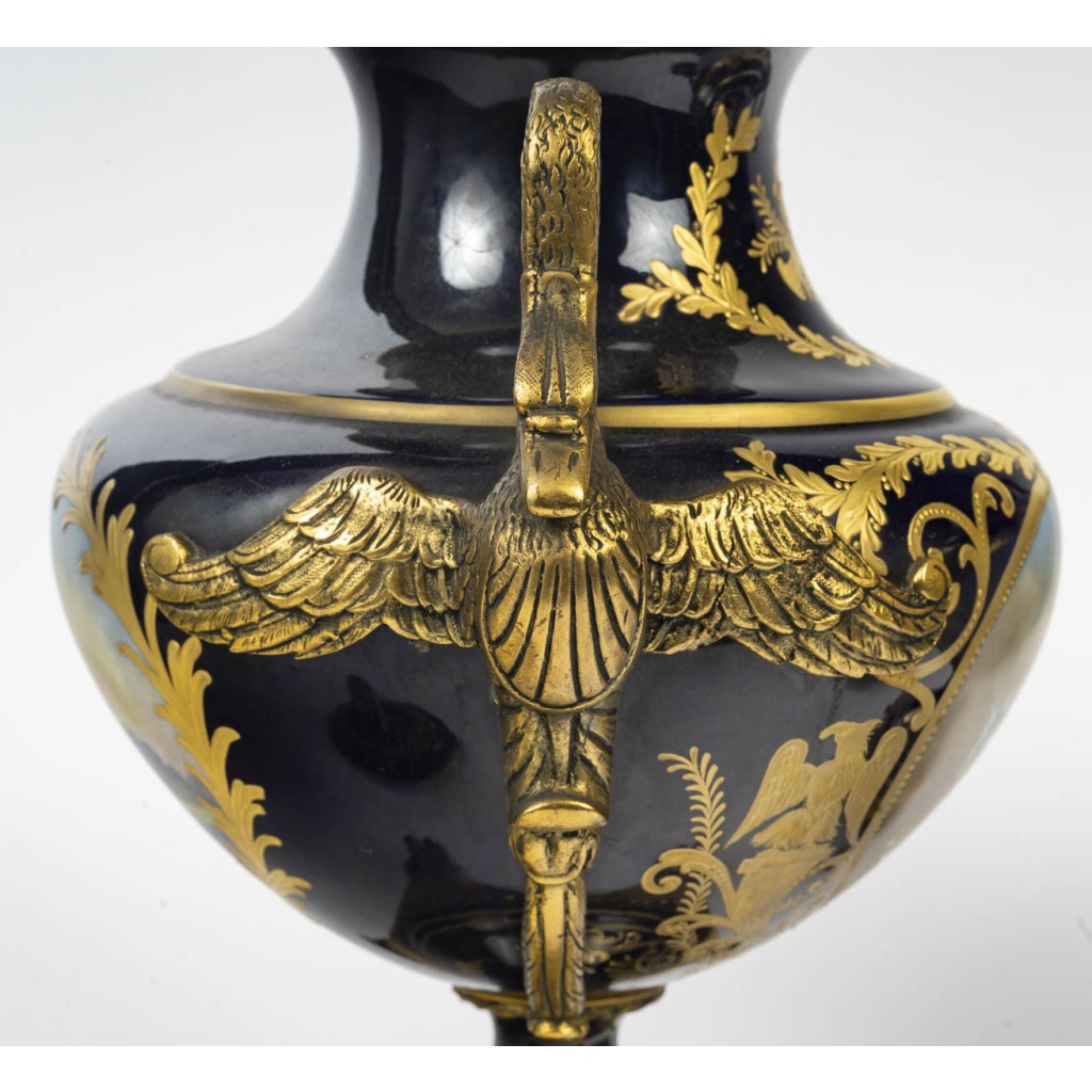 Paire de vases couverts en porcelaine à décor peint et montures en bronze doré – Style Louis XVI – Époque début XXᵉ siècle 5