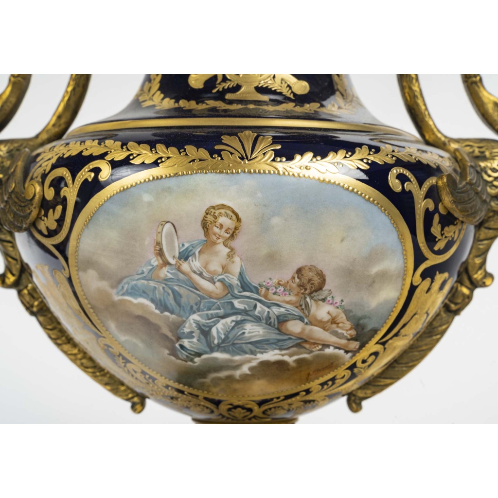 Paire de vases couverts en porcelaine à décor peint et montures en bronze doré – Style Louis XVI – Époque début XXᵉ siècle 6