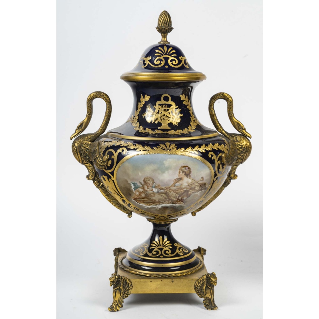 Paire de vases couverts en porcelaine à décor peint et montures en bronze doré – Style Louis XVI – Époque début XXᵉ siècle 8