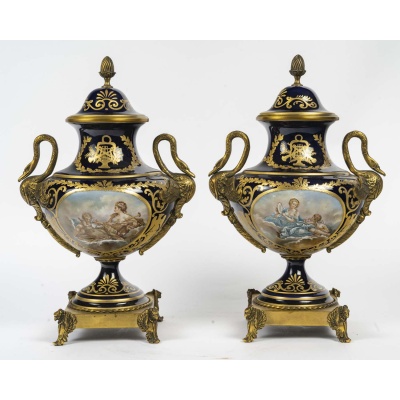 Paire de vases couverts en porcelaine à décor peint et montures en bronze doré – Style Louis XVI – Époque début XXᵉ siècle