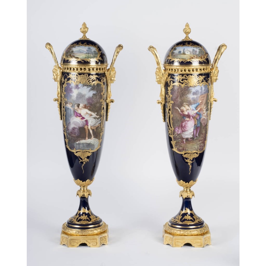 Paire de grands cassolettes couvertes en porcelaine de Sèvres, style Louis XVI – Époque XIXᵉ siècle 2 Paire de grands cassolettes couvertes en porcelaine de Sèvres, style Louis XVI – Époque XIXᵉ siècle 2