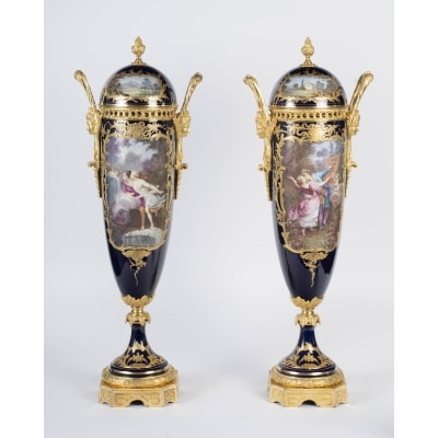 Paire de grands cassolettes couvertes en porcelaine de Sèvres, style Louis XVI – Époque XIXᵉ siècle