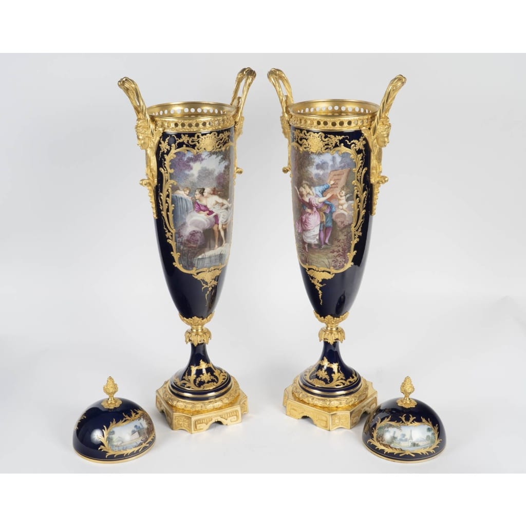 Paire de grands cassolettes couvertes en porcelaine de Sèvres, style Louis XVI – Époque XIXᵉ siècle 5 Paire de grands cassolettes couvertes en porcelaine de Sèvres, style Louis XVI – Époque XIXᵉ siècle 5