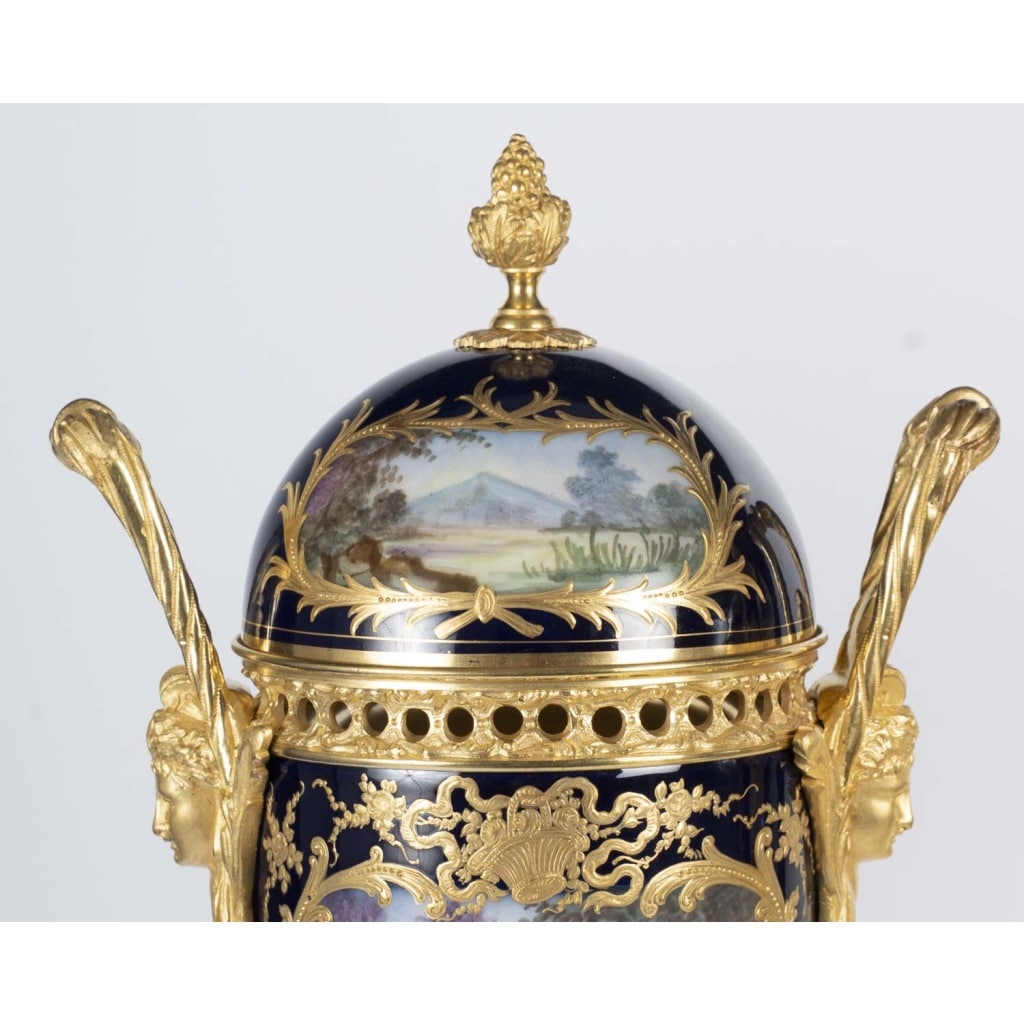 Paire de grands cassolettes couvertes en porcelaine de Sèvres, style Louis XVI – Époque XIXᵉ siècle 10 Paire de grands cassolettes couvertes en porcelaine de Sèvres, style Louis XVI – Époque XIXᵉ siècle 10
