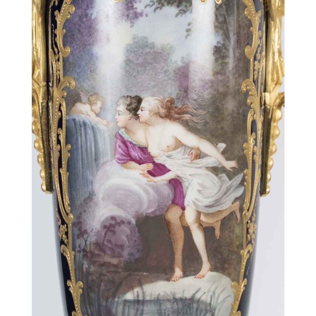 Paire de grands cassolettes couvertes en porcelaine de Sèvres, style Louis XVI – Époque XIXᵉ siècle 7 Paire de grands cassolettes couvertes en porcelaine de Sèvres, style Louis XVI – Époque XIXᵉ siècle 7