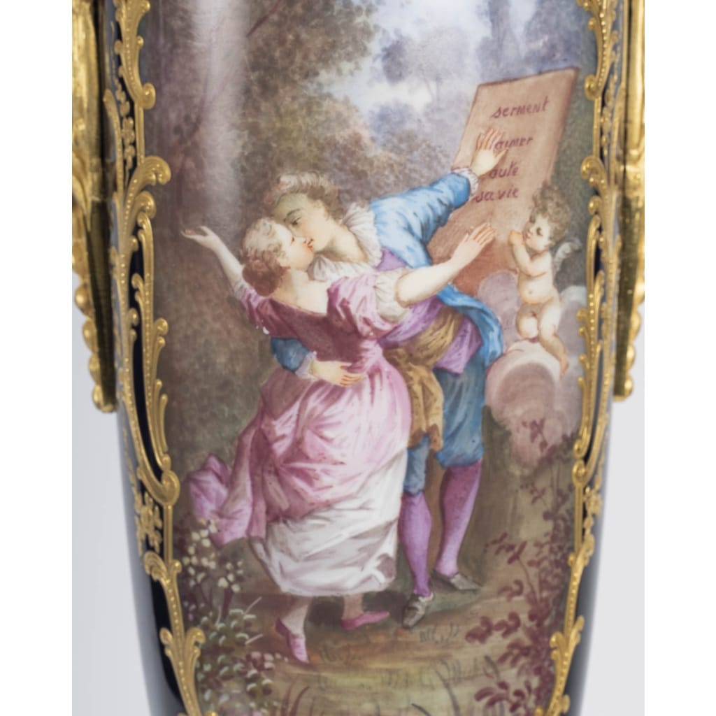 Paire de grands cassolettes couvertes en porcelaine de Sèvres, style Louis XVI – Époque XIXᵉ siècle 3 Paire de grands cassolettes couvertes en porcelaine de Sèvres, style Louis XVI – Époque XIXᵉ siècle 3