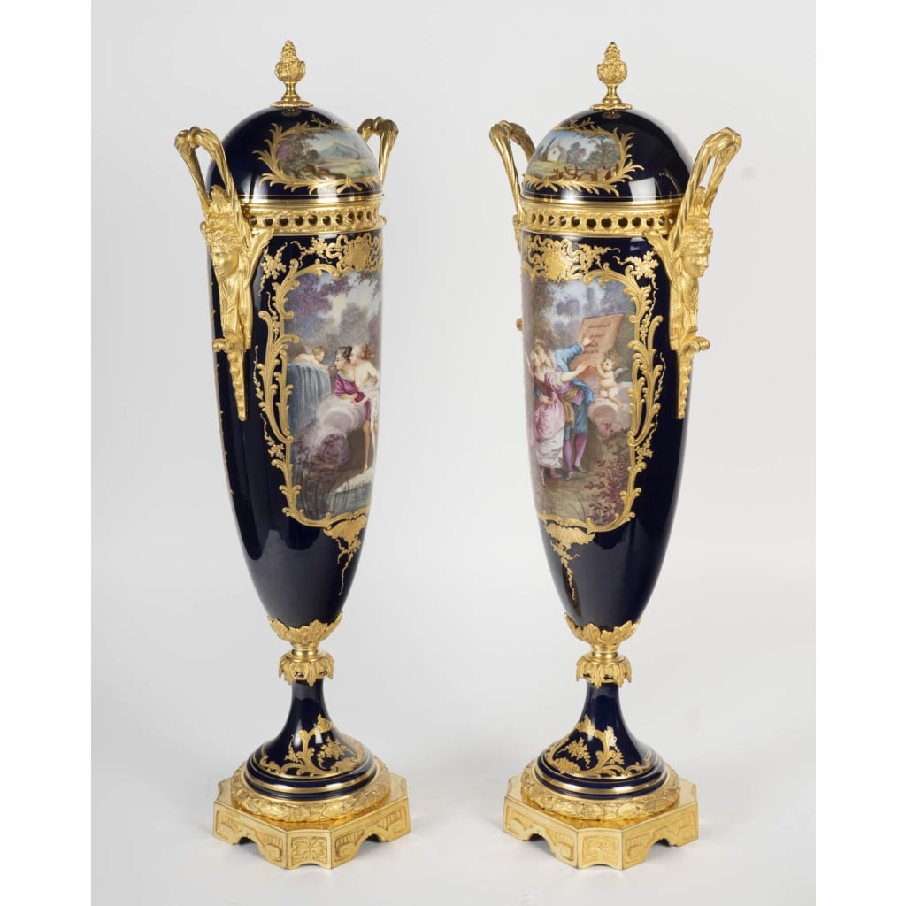 Paire de grands cassolettes couvertes en porcelaine de Sèvres, style Louis XVI – Époque XIXᵉ siècle 4 Paire de grands cassolettes couvertes en porcelaine de Sèvres, style Louis XVI – Époque XIXᵉ siècle 4