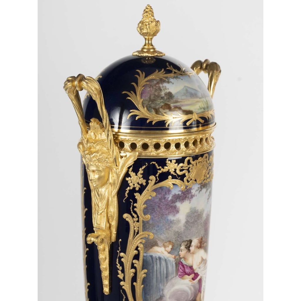 Paire de grands cassolettes couvertes en porcelaine de Sèvres, style Louis XVI – Époque XIXᵉ siècle 8 Paire de grands cassolettes couvertes en porcelaine de Sèvres, style Louis XVI – Époque XIXᵉ siècle 8