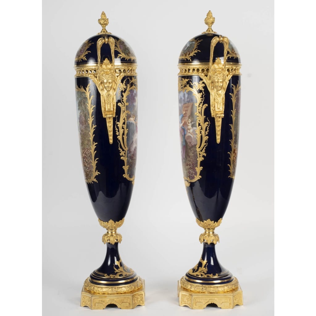 Paire de grands cassolettes couvertes en porcelaine de Sèvres, style Louis XVI – Époque XIXᵉ siècle 9 Paire de grands cassolettes couvertes en porcelaine de Sèvres, style Louis XVI – Époque XIXᵉ siècle 9