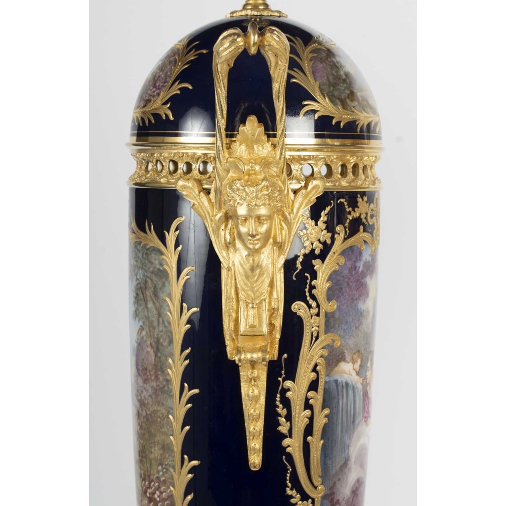 Paire de grands cassolettes couvertes en porcelaine de Sèvres, style Louis XVI – Époque XIXᵉ siècle 11 Paire de grands cassolettes couvertes en porcelaine de Sèvres, style Louis XVI – Époque XIXᵉ siècle 11