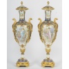 Paire rare de vases couverts en porcelaine peinte et bronze doré, XIXᵉ siècle 13