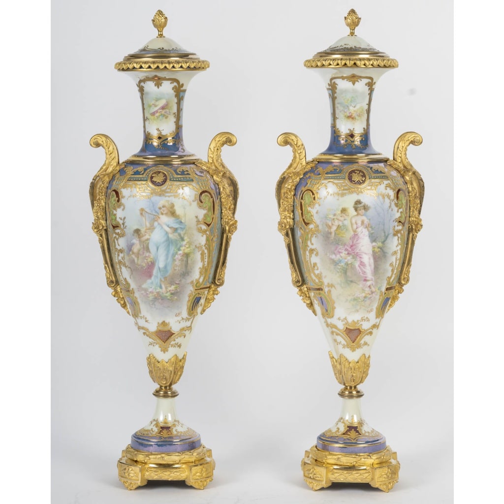 Paire rare de vases couverts en porcelaine peinte et bronze doré, XIXᵉ siècle 2