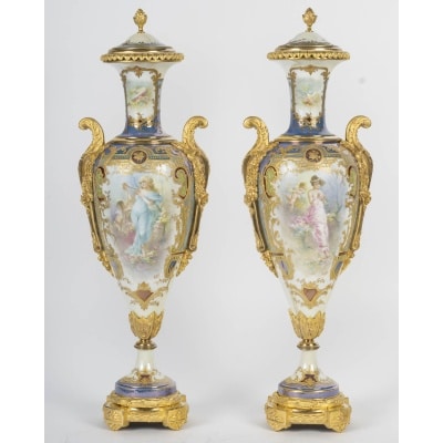 Paire rare de vases couverts en porcelaine peinte et bronze doré, XIXᵉ siècle