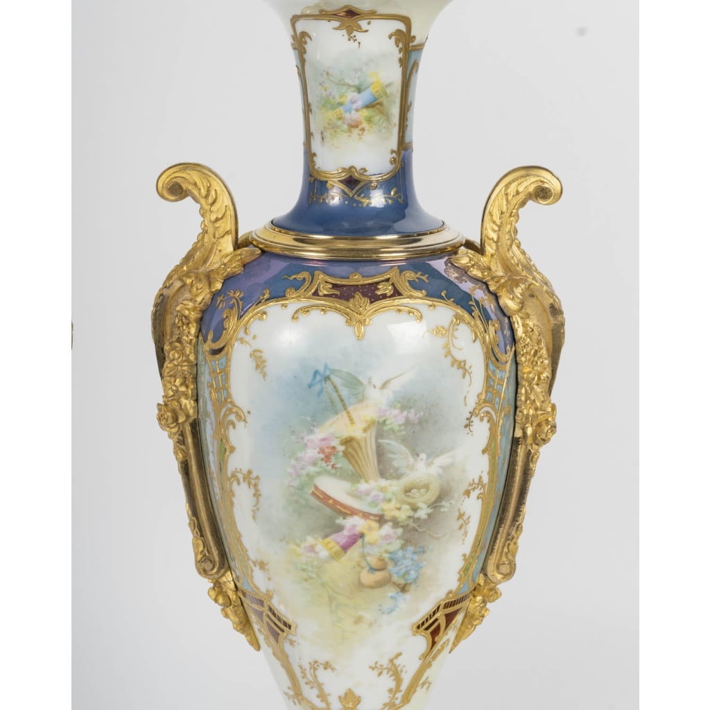 Paire rare de vases couverts en porcelaine peinte et bronze doré, XIXᵉ siècle 10