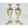 Paire rare de vases couverts en porcelaine peinte et bronze doré, XIXᵉ siècle 23