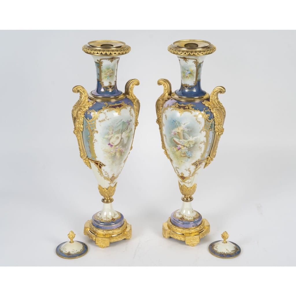 Paire rare de vases couverts en porcelaine peinte et bronze doré, XIXᵉ siècle 12