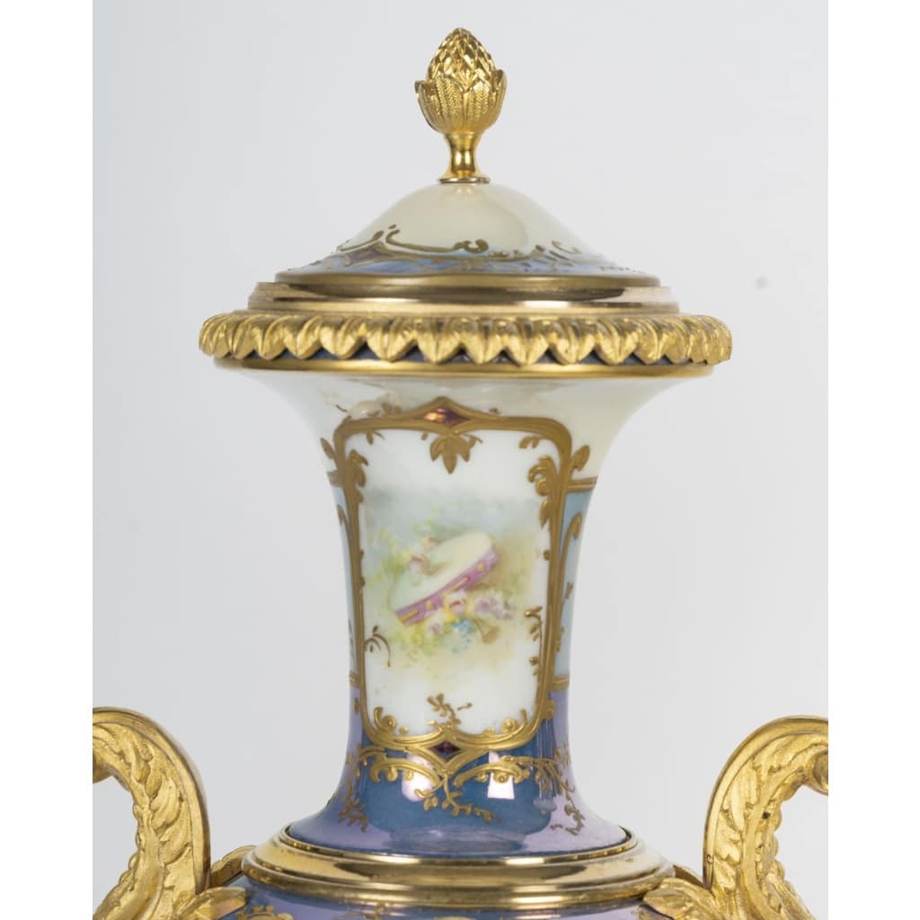 Paire rare de vases couverts en porcelaine peinte et bronze doré, XIXᵉ siècle 11
