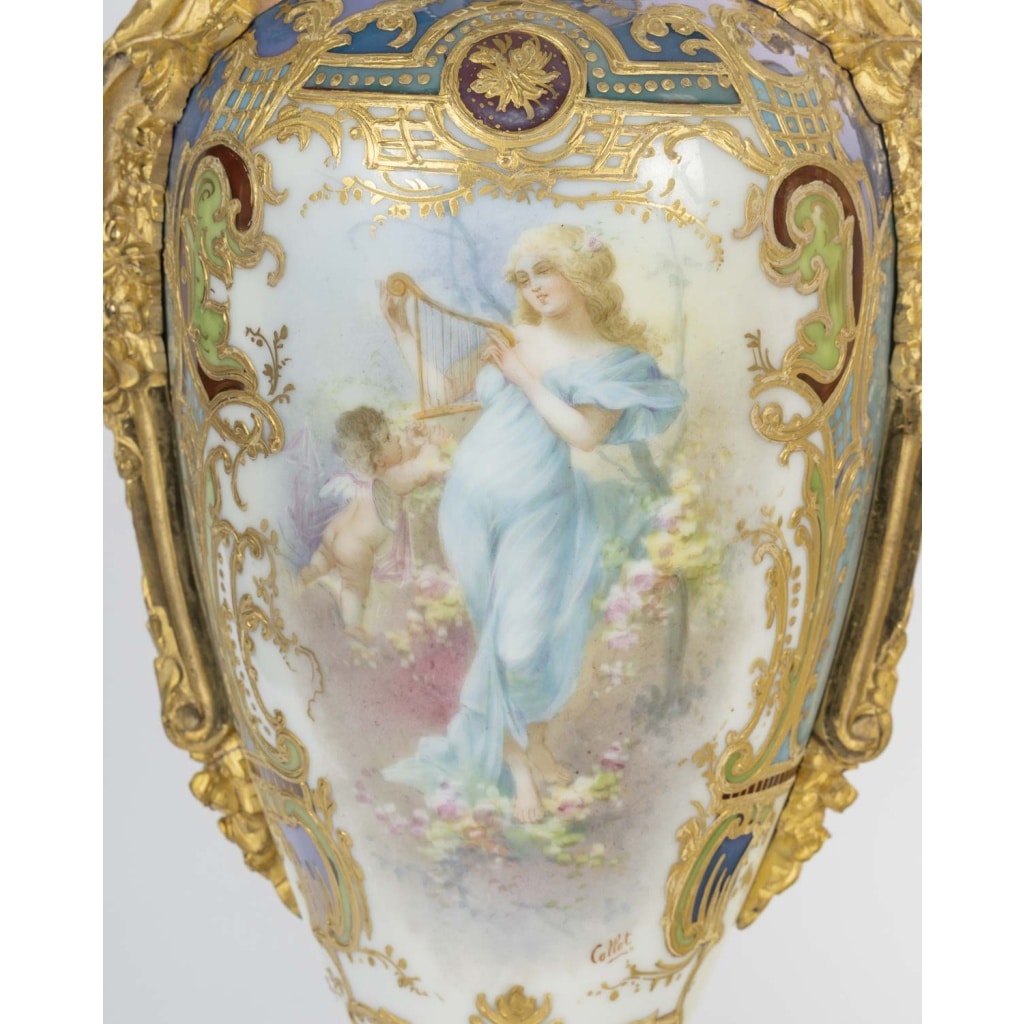 Paire rare de vases couverts en porcelaine peinte et bronze doré, XIXᵉ siècle 3