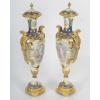 Paire rare de vases couverts en porcelaine peinte et bronze doré, XIXᵉ siècle 16