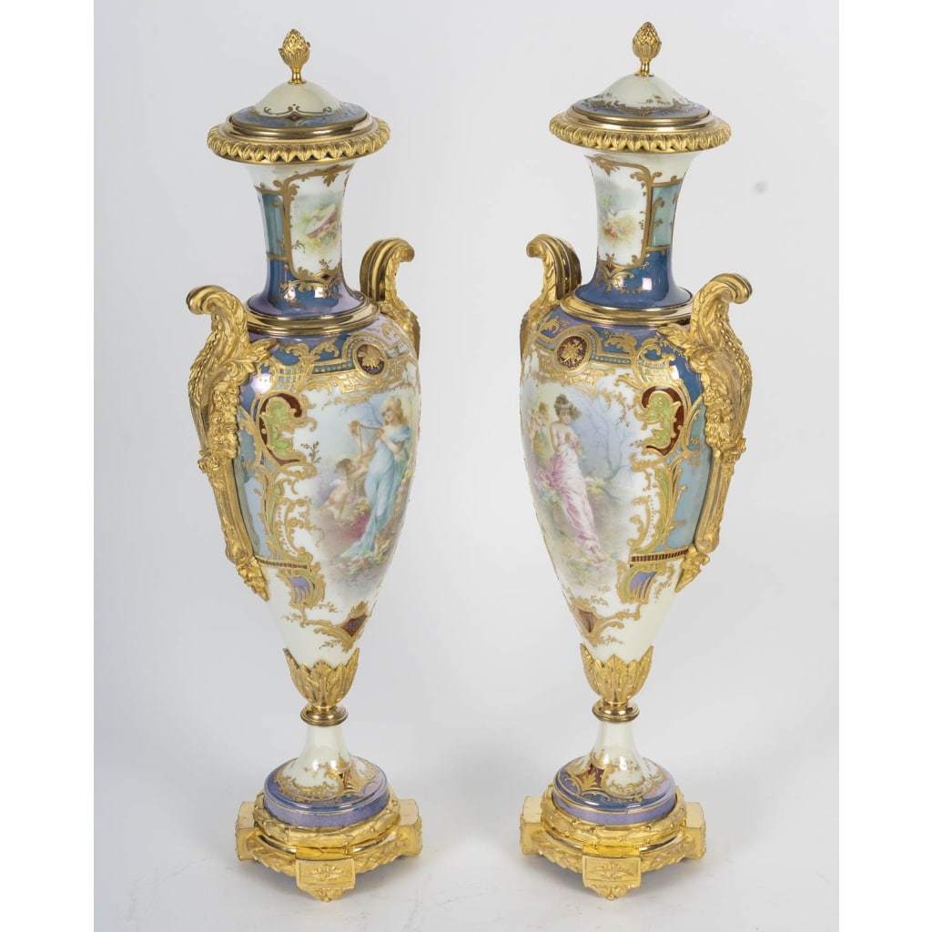 Paire rare de vases couverts en porcelaine peinte et bronze doré, XIXᵉ siècle 5