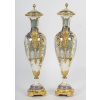 Paire rare de vases couverts en porcelaine peinte et bronze doré, XIXᵉ siècle 17