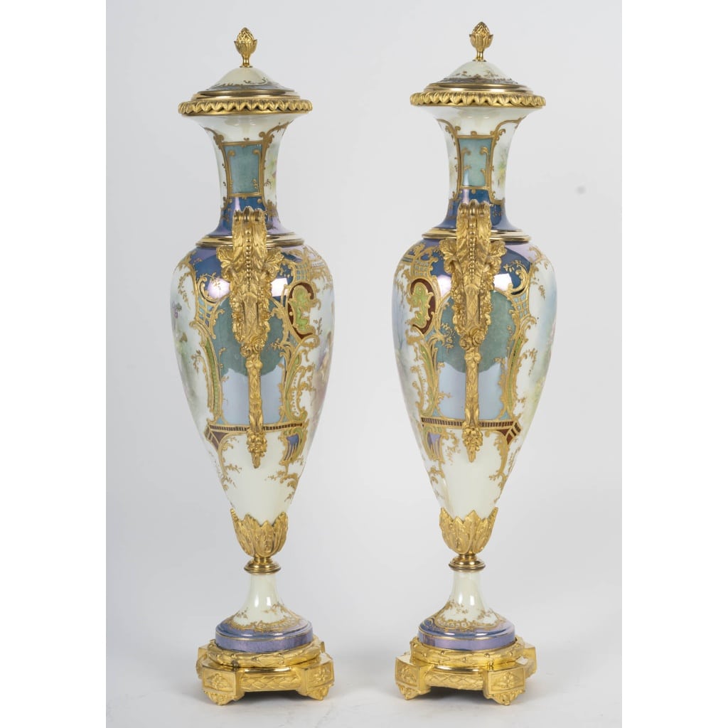 Paire rare de vases couverts en porcelaine peinte et bronze doré, XIXᵉ siècle 6