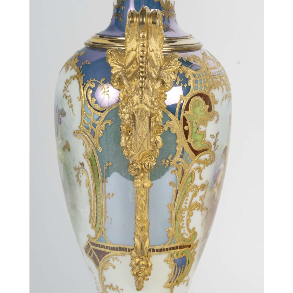 Paire rare de vases couverts en porcelaine peinte et bronze doré, XIXᵉ siècle 7