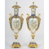 Paire rare de vases couverts en porcelaine peinte et bronze doré, XIXᵉ siècle 19