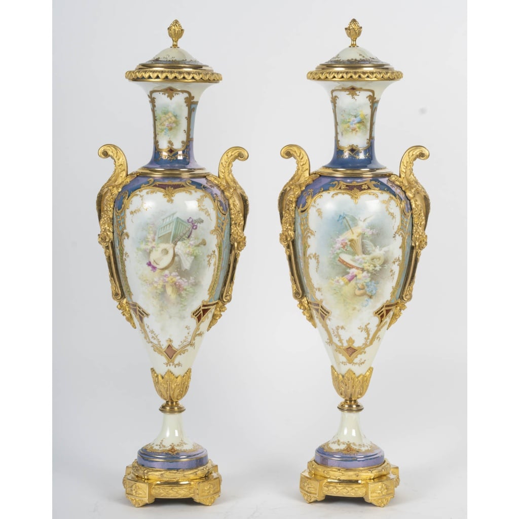 Paire rare de vases couverts en porcelaine peinte et bronze doré, XIXᵉ siècle 8