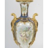 Paire rare de vases couverts en porcelaine peinte et bronze doré, XIXᵉ siècle 20