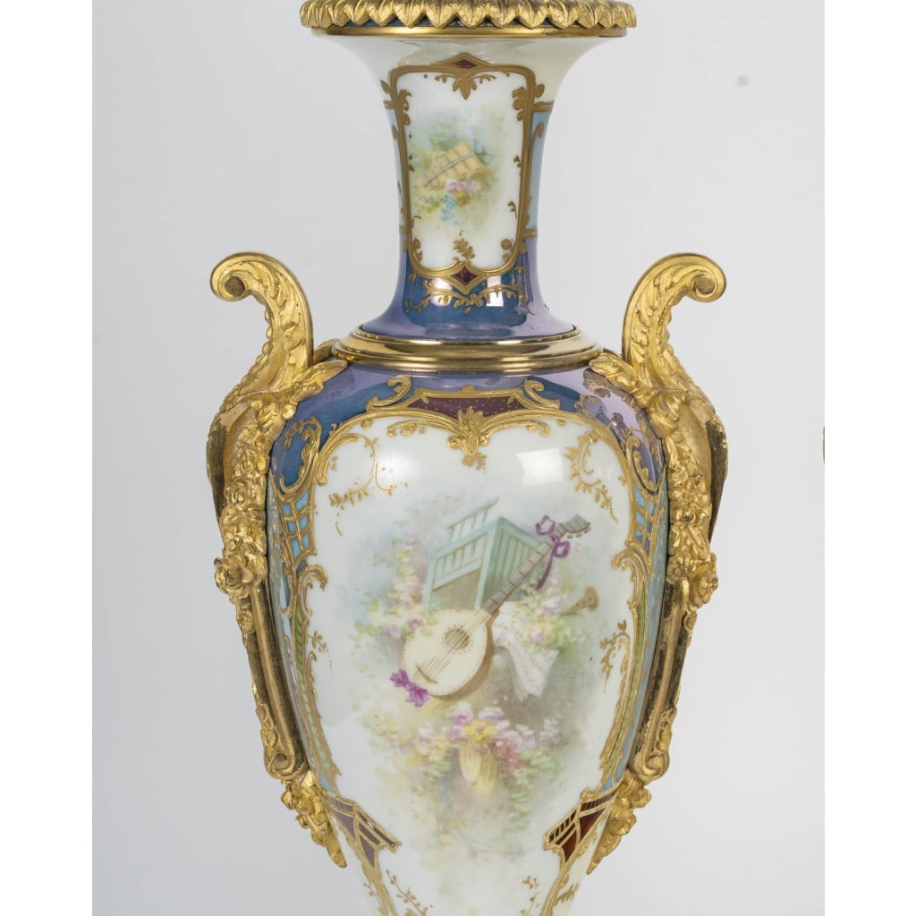 Paire rare de vases couverts en porcelaine peinte et bronze doré, XIXᵉ siècle 9