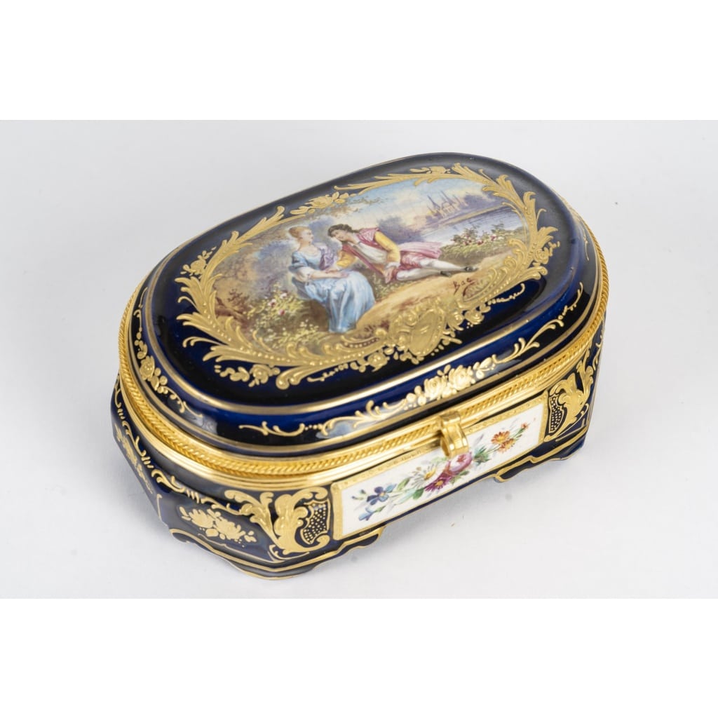 Boîte ovale en porcelaine peinte à la main – Style Louis XV – Époque fin XIXᵉ siècle 2