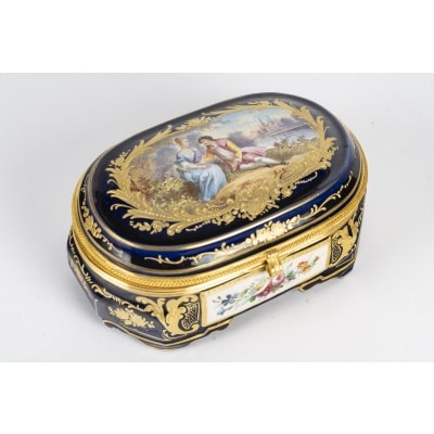 Boîte ovale en porcelaine peinte à la main – Style Louis XV – Époque fin XIXᵉ siècle
