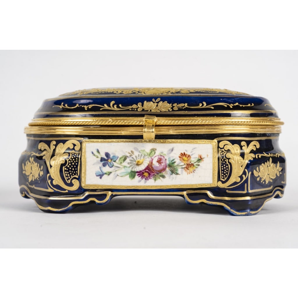 Boîte ovale en porcelaine peinte à la main – Style Louis XV – Époque fin XIXᵉ siècle 6