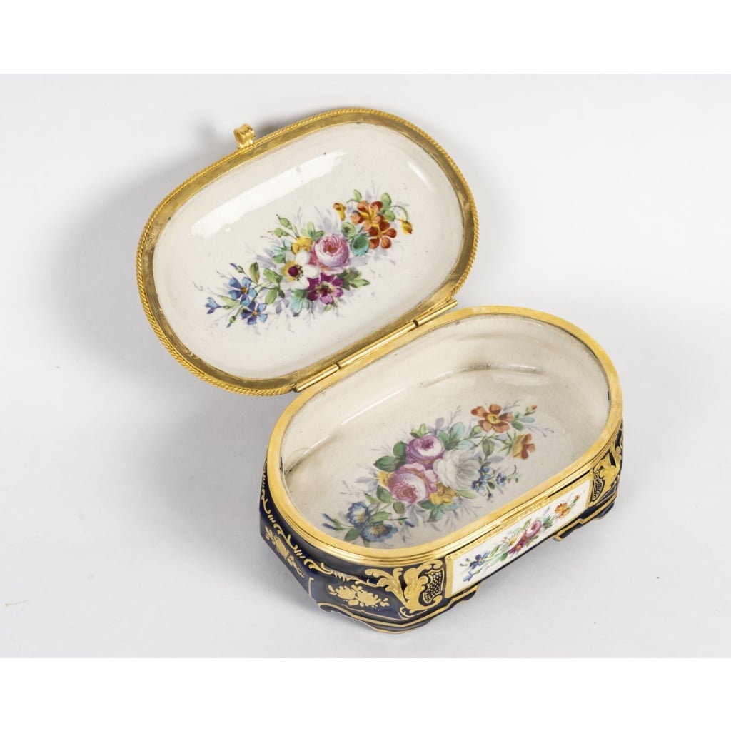 Boîte ovale en porcelaine peinte à la main – Style Louis XV – Époque fin XIXᵉ siècle 3