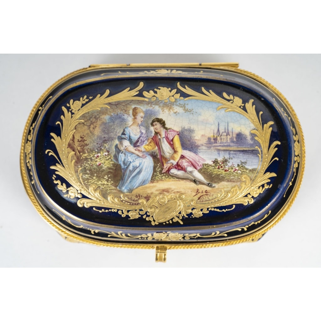 Boîte ovale en porcelaine peinte à la main – Style Louis XV – Époque fin XIXᵉ siècle 4