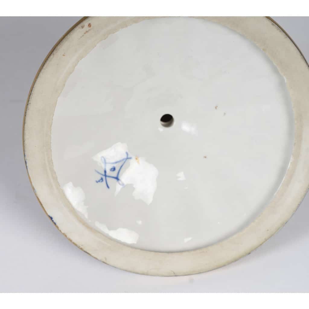 Paire de grands vases torsadés en porcelaine peinte et dorée, XIXᵉ siècle 10