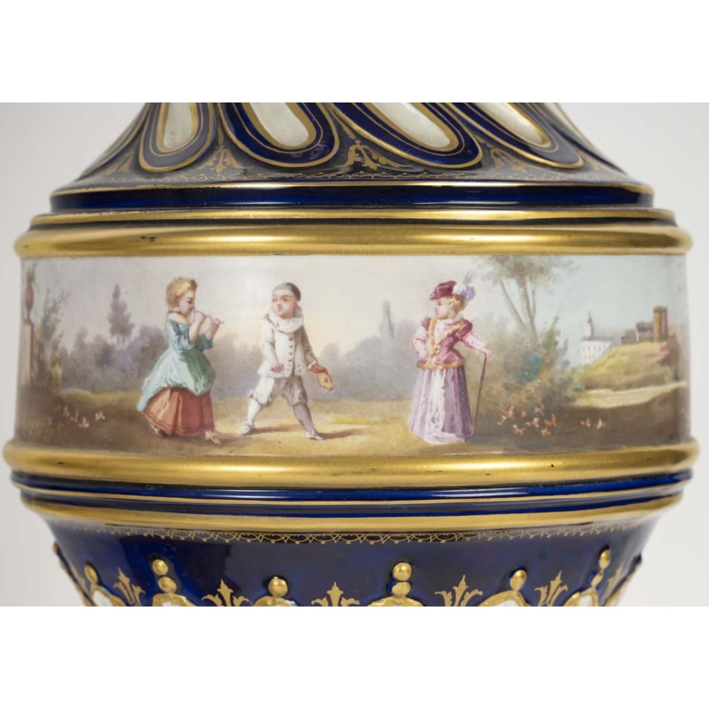 Paire de grands vases torsadés en porcelaine peinte et dorée, XIXᵉ siècle 8