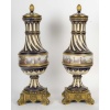 Paire de grands vases torsadés en porcelaine peinte et dorée, XIXᵉ siècle 11