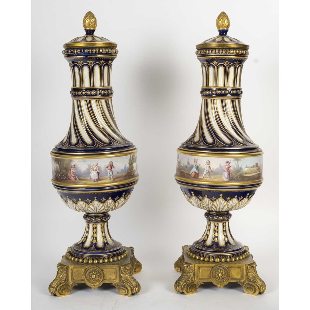 Paire de grands vases torsadés en porcelaine peinte et dorée, XIXᵉ siècle 2