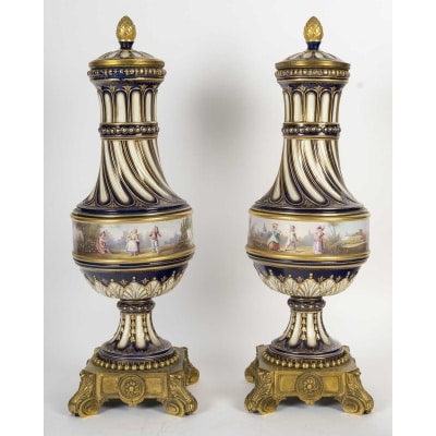 Paire de grands vases torsadés en porcelaine peinte et dorée, XIXᵉ siècle